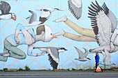 Frankreich, Ille et Vilaine, Saint Malo, Straßenkunst des Künstlers Seth (Julien Malland) mit seinem Fresko "Auf dem Weg zur Freiheit" (2015)
