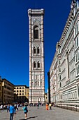 Italien, Toskana, Florenz, historisches Zentrum, von der UNESCO zum Weltkulturerbe erklärt, Piazza del Duomo, Kathedrale Santa Maria del Fiore, Außenansicht der Kuppel, Außenansicht des Campanile