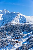 Frankreich, Savoie, Valmorel, Vanoise-Massiv, Tarentaise-Tal, Blick auf den Club Med und Creve Tete (2342m), (Luftaufnahme)