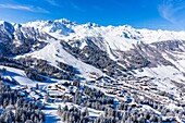 Frankreich, Savoie, Valmorel, Massiv der Vanoise, Tarentaise-Tal, Blick auf das Massiv von La Lauziere und das Massiv von Beaufortain, (Luftaufnahme)