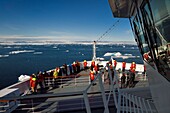 Grönland, Nordwestküste, Smith-Sund nördlich der Baffin-Bucht, MS Fram von Hurtigruten neben dem arktischen Meereis, das sich in Richtung der kanadischen Küste von Ellesmere Island entwickelt