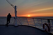Grönland, Westküste, Hurtigruten Kreuzfahrtschiff MS Fram, Sonnenuntergang über der Baffinsee
