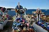 Grönland, Westküste, Baffin Bay, Upernavik, der Friedhof, die Särge werden auf die Oberfläche gestellt und dann mit Steinen oder Zement abgedeckt, der Boden kann nicht umgegraben werden, die Gräber werden dann mit künstlichen Blumen geschmückt