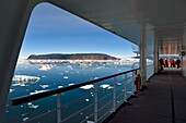 Grönland, Westküste, Diskobucht, das Hurtigruten-Kreuzfahrtschiff MS Fram bewegt sich zwischen Eisbergen in der Quervain-Bucht, links der Kangilerngata sermia und rechts der Eqip Sermia-Gletscher (Eqi-Gletscher)