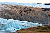 Grönland, zentrale westliche Region in Richtung Kangerlussuaq-Bucht, Isunngua-Hochland, der Reindeer-Gletscher (Teil des Russell-Gletschers) am Rande der Eiskappe und innerhalb des UNESCO-Welterbes Aasivissuit - Nipisat und Wanderer