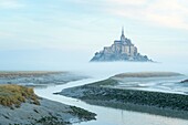 Frankreich, Manche, der Mont-Saint-Michel, Blick auf die Insel und die Abtei bei Sonnenaufgang von der Mündung des Couesnon