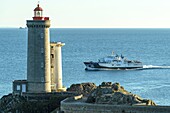Frankreich, Finistere, der Leuchtturm des Petit Minou bei Sonnenuntergang und das Boot Enez Eussa III