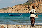 Jemen, Gouvernement Sokotra, Insel Sokotra, von der UNESCO zum Weltkulturerbe erklärt, Qalansiyah, kleines Fischerdorf, betender Mann am Strand