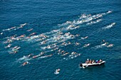 Italien, Ligurien, Cinque Terre, das Dorf von Vernazza eine Abfahrt von einem Rennen des Schwimmens auf dem Meer