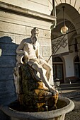 Italien, Aosta-Tal, die Stadt Aoste auf dem Platz E Chanoux, Regeln, die Buthier den Wildbach symbolisieren, der die Stadt badet