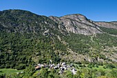 Italien, Aosta-Tal, der Weiler Hael von der Cogne-Straße aus gesehen
