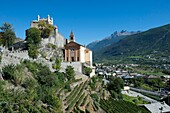 Italien, Aostatal, das Schloss und die Kirche von Saint-Pierre, umgeben von Weinbergen, dominieren das Tal