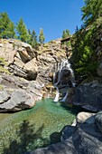 Italien, Aosta-Tal, Tal von Cogne, Weiler von Lillaz der Wasserfall auf dem Wildbach von Urtier