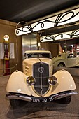 Frankreich, Doubs, Montbeliard, Sochaux, das Museum des Abenteuers Peugeot, das erste Cabrio von 1933 schneidet 401 44 CH Motor 4 Zylinder 1720 cm Würfel in 79 Kopien