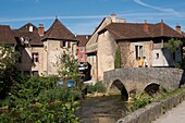 Frankreich, Jura, Arbois, die alte Kapuziner-Fußgängerbrücke über den Fluss Cuisance