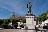 Frankreich, Jura, Poligny, in der Mitte der Platz der Deportierten und die Statue von General Jean Pierre Travot