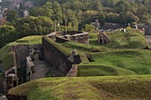 Frankreich, Territoire de Belfort, Belfort, Zugang zur Zitadelle Vauban mit Erde und Grünzeug bedeckt