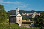 Frankreich, Ain, Juramassiv, die Kapelle von Echallon und der Felsen von Orvaz