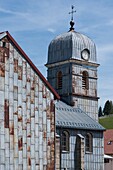 Frankreich, Jura, La Pesse, die Fassade der Kirche, geschützt durch eine Abdeckung aus Stahlblechen