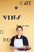 Frankreich, Landes, Chalosse, Brassempouy, Local Bocal, Restaurant, in dem Sie direkt Ihre Gläser mit lokalen Produkten (Blutwurst, Garbure, Entenpastete...) wählen können, die dann wieder aufgewärmt werden