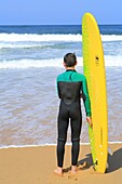 Frankreich, Landes, Capbreton, junger Surfer an der Atlantikküste