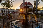 Kuba, Provinz Cienfuegos, Cienfuegos, historisches Zentrum, von der UNESCO zum Weltkulturerbe erklärt, José-Martí-Platz, Statue von José Martí