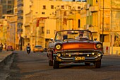 Kuba, Havanna, Stadtteil Habana Vieja, von der UNESCO zum Weltkulturerbe erklärt, altes amerikanisches Auto auf dem Malecon