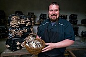 Frankreich, Aveyron, Monteils, Bauernhof Carles, Nicolas Carles Hersteller von Austernpilzen (Pleurotus ostreatus)