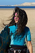 Marokko, Westsahara, Dakhla, junger marokkanischer Kitesurfer mit Haaren am Strand im Kitecamp Dakhla Attitude