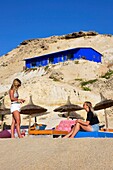 Marokko, Westsahara, Dakhla, junge Frauen auf Liegestühlen im Kitecamp Dakhla Attitude, mit Blick auf Strand und Lagune