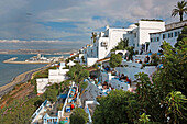 Marokko, Tanger Region Tetouan, Tanger, Hafa-Café unter freiem Himmel, das sanft zum Mittelmeer abfällt