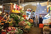 Marokko, Tanger Region Tetouan, Tanger, Marokkaner beim Einkaufen vor einem Obst- und Gemüsestand auf dem Souk