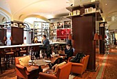Frankreich, Paris, Hotel Royal Monceau, Gäste sitzen an der von Philippe Starck entworfenen Long Bar