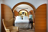 Frankreich, Paris, Royal Monceau Hotel, Frau geht in einer Suite im Art Deco Stil des Royal Monceau spazieren