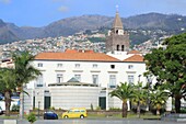 Portugal, Insel Madeira, Funchal, Stadtzentrum von der Strandpromenade aus gesehen mit Casa da Alfandega und Kathedrale Notre-Dame-de-l'Assomption