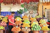 Portugal, Madeira Island, Funchal, market (Mercado dos Lavradores), fruit seller (kiwi, mangoes, apples ...)