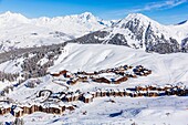 Frankreich, Savoyen, Vanoise-Massiv, Tal der Haute Tarentaise, La Plagne, Teil des Paradiski-Gebietes, Blick auf den Mont Blanc (4810m), (Luftaufnahme)