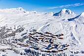 Frankreich, Savoyen, Vanoise-Massiv, Tal der Haute Tarentaise, La Plagne, Teil des Paradiski-Gebietes, Blick auf Belle Plagne und den Mont Blanc (4810m), (Luftbild)