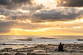 Frankreich, Pas de Calais, Opalküste, Ambleteuse, ein liebendes Paar im Sonnenuntergang