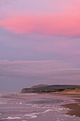 Frankreich, Pas de Calais, Opalküste, Wissant, Blick auf das Kap Blanc nez in der Abenddämmerung mit rosa gefärbtem Himmel