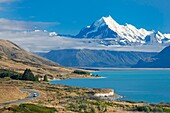 New Zealand, South Island, Canterbury region, Aoraki Mount Cook (3724 m), and Lake Pukaki