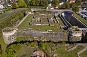 Frankreich, Calvados, Caen, die herzogliche Burg von Wilhelm dem Eroberer, die Ruinen des Verlieses (Luftaufnahme)