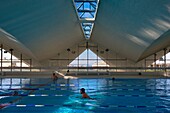 Frankreich, Calvados, Pays d'Auge, Deauville, Olympisches Schwimmbad des Architekten Roger Taillibert