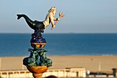 Frankreich, Calvados, Pays d'Auge, Deauville, Normandie Barriere Hotel, Hüftknopf, der Poseidon darstellt, typisch für die Dächer des Pays d'Auge