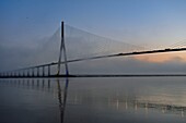 Frankreich, zwischen Calvados und Seine Maritime, die Pont de Normandie (Normandie-Brücke) im Morgengrauen, sie überspannt die Seine und verbindet die Städte Honfleur und Le Havre