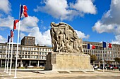 Frankreich, Seine Maritime, Le Havre, von Auguste Perret wiederaufgebaute Innenstadt, von der UNESCO zum Weltkulturerbe erklärt, das Kriegerdenkmal vor einem Perret-Gebäude