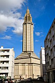 Frankreich, Seine Maritime, Le Havre, von Auguste Perret wiederaufgebaute Innenstadt, von der UNESCO zum Weltkulturerbe erklärt, das Kriegerdenkmal vor einem Perret-Gebäude