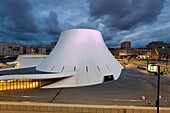 Frankreich, Seine Maritime, Le Havre, von Auguste Perret wiederaufgebautes Stadtzentrum, von der UNESCO zum Weltkulturerbe erklärt, das von Oscar Niemeyer geschaffene Kulturzentrum "Vulkan
