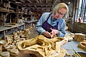 Frankreich, Calvados, Pays d'Auge, Bavent, Töpferei von Mesnil de Bavent, die Keramikerin Annie Richier entformt und bearbeitet einen Hahnenknopf in der Werkstatt
