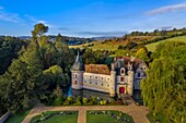 Frankreich, Calvados, Pays d'Auge, Schloss Saint Germain de Livet aus dem 15. und 16. Jahrhundert, das als Museum Frankreichs bezeichnet wird (Luftaufnahme)